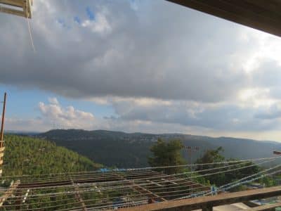 דירה מרווחת לשבת ולחגים בקרית יערים (טלזסטון) — משופצת, עם מרפסת סוכה וחניה צמודה
