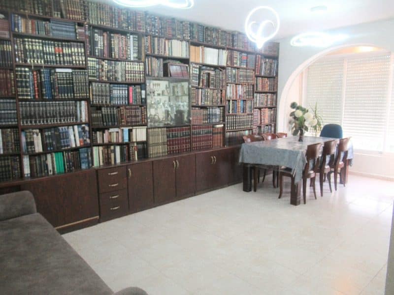 דירה מטופחת לשבת ולחגים בבר אילן, ירושלים — 14 מיטות, סוכה וגנרטור