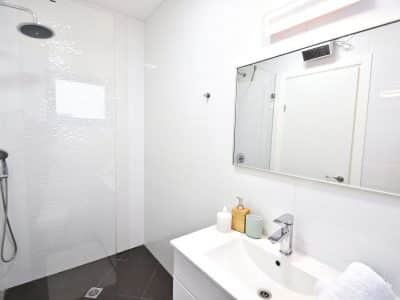 דירה עם בריכה פרטית ומרפסת בטבריה, 3 חדרי שינה, עד 10 אורחים — לויקיישן זרמים