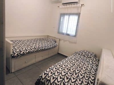 דירת גן לשבת בנווה שמיר, בית שמש — חצר גדולה ופרטית, 8 מיטות