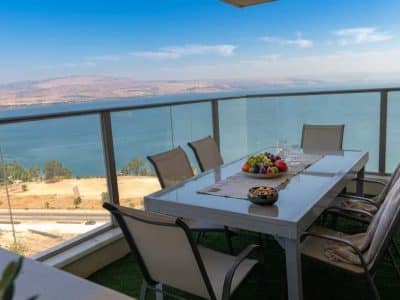 דירה משפחתית לשבת בטבריה, 3 חדרי שינה ו-2 חדרי רחצה, עד 10 אורחים — לויקיישן נחת