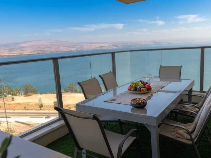 דירה משפחתית לשבת בטבריה, 3 חדרי שינה ו-2 חדרי רחצה, עד 10 אורחים — לויקיישן נחת