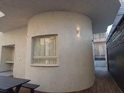 וילה עם בריכה פרטית לשבת בטבריה, 4 חדרי שינה, עד 14 אורחים — לויקיישן פנינה