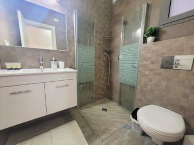 סוויטה לשבת בטבריה עם נוף לכנרת, 3 חדרי שינה, עד 10 אורחים — לויקיישן מרינה