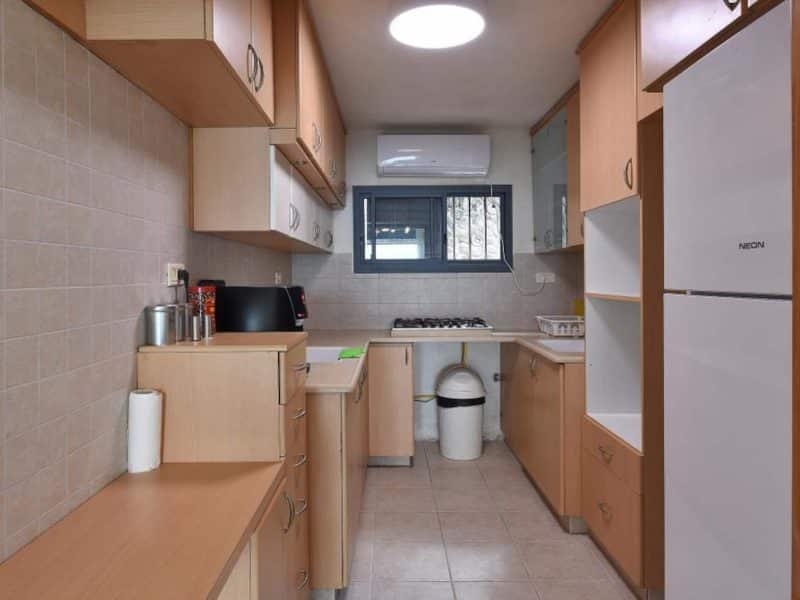 דירה עם גן לשבת בטבריה, 3 חדרי רחצה ונוף לכנרת, עד 11 אורחים — לויקיישן גלים