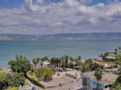 דירה עם גן לשבת בטבריה, 3 חדרי רחצה ונוף לכנרת, עד 11 אורחים — לויקיישן גלים