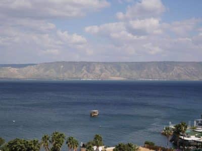 דירה עם גן לשבת בטבריה, 3 חדרי רחצה ונוף לכנרת, עד 11 אורחים — לויקיישן גלים