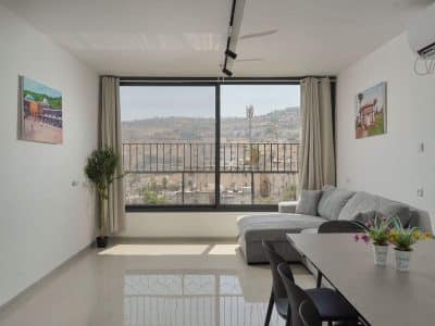 דירת 4 חדרי שינה לשבת בטבריה, 3 חדרי רחצה ונוף לכנרת, עד 14 אורחים — לויקיישן נווה
