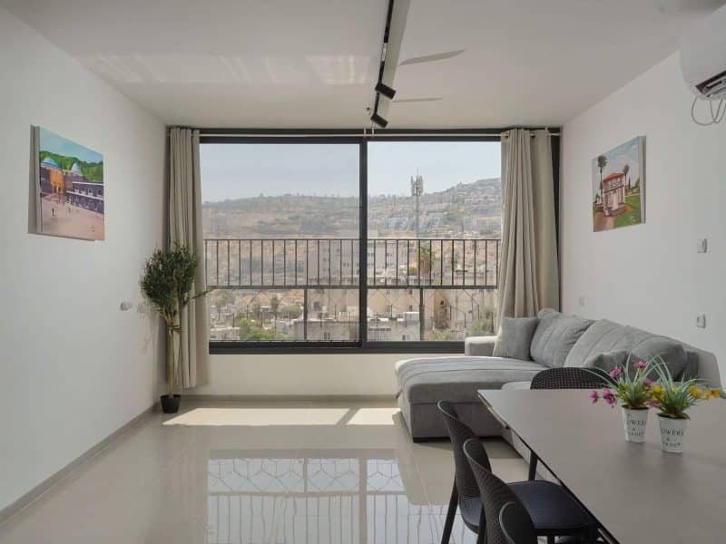 דירת 4 חדרי שינה לשבת בטבריה, 3 חדרי רחצה ונוף לכנרת, עד 14 אורחים — לויקיישן נווה