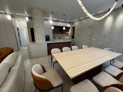 וילה עם בריכה פרטית לשבת בטבריה, 4 חדרי שינה, עד 14 אורחים — לויקיישן פנינה