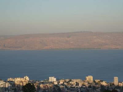 דירה לקבוצות ולמשפחות גדולות בטבריה: 4 חדרים עם 3 מיטות בכל אחד, עד 14 אורחים — לויקיישן ארמון