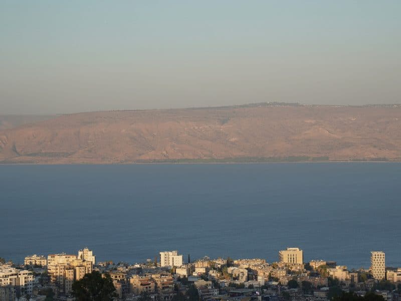דירה לקבוצות ולמשפחות גדולות בטבריה: 4 חדרים עם 3 מיטות בכל אחד, עד 14 אורחים — לויקיישן ארמון