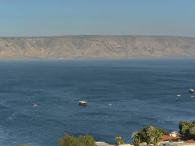 בניין שלם לשבת חתן בטבריה — 5 דירות נופש עם נוף לכנרת, עד 36 אורחים — לויקיישן