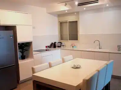 דירה עם בריכה פרטית לשבת בטבריה, 4 חדרי שינה, עד 10 אורחים — לויקיישן אינסוף