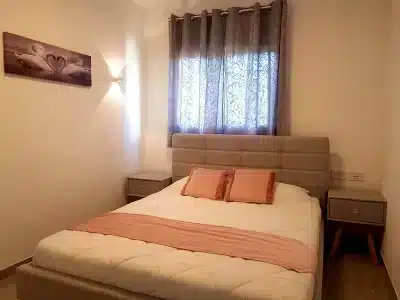 דירה עם בריכה פרטית לשבת בטבריה, 4 חדרי שינה, עד 10 אורחים — לויקיישן אינסוף