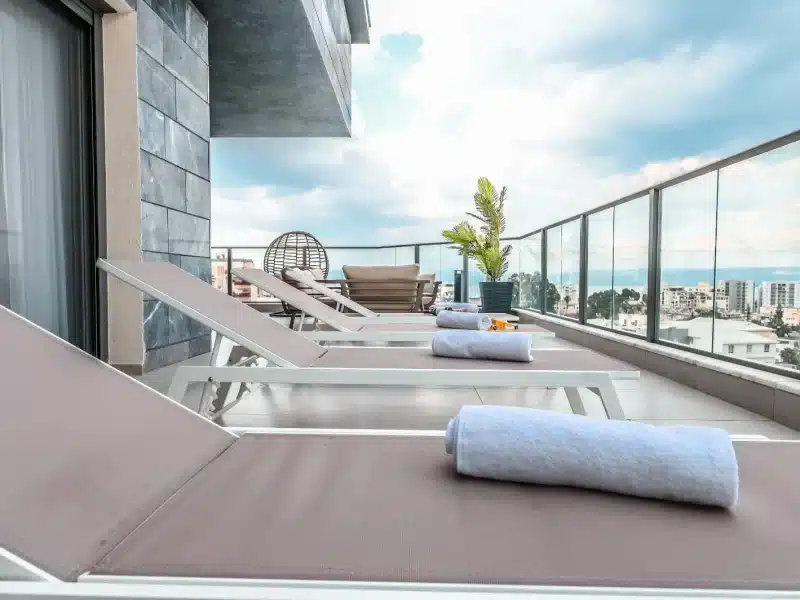 דירה עם בריכת זרמים פרטית בטבריה, 4 חדרי שינה, עד 13 אורחים — לויקיישן בזלת