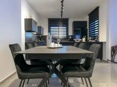 דירה עם בריכת זרמים פרטית בטבריה, 4 חדרי שינה, עד 13 אורחים — לויקיישן בזלת