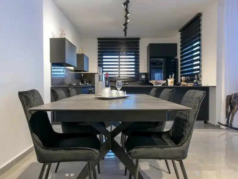 דירה עם בריכת זרמים פרטית בטבריה, 4 חדרי שינה, עד 13 אורחים — לויקיישן בזלת