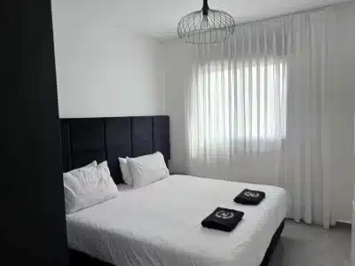 דירה עם בריכת זרמים פרטית בטבריה, 4 חדרי שינה, עד 13 אורחים — לויקיישן בזלת