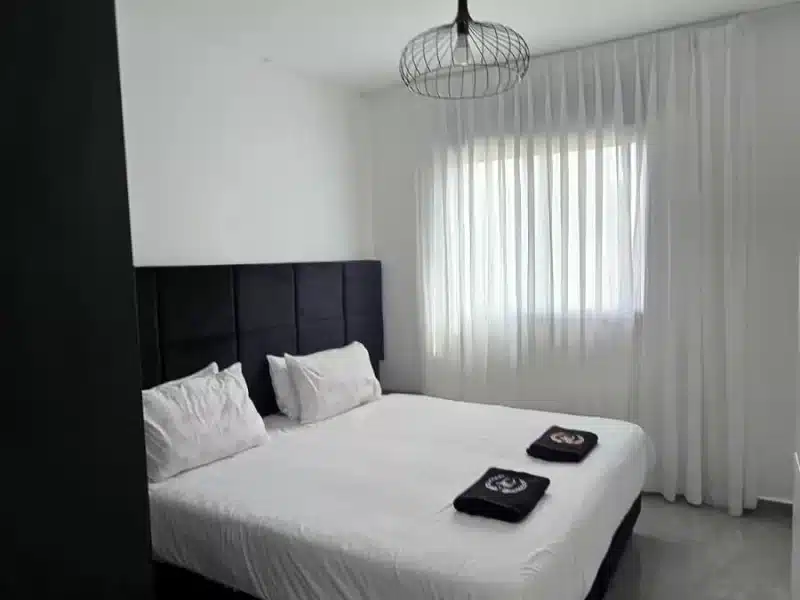 דירה עם בריכת זרמים פרטית בטבריה, 4 חדרי שינה, עד 13 אורחים — לויקיישן בזלת