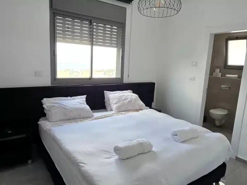 דירה עם בריכת זרמים פרטית בטבריה, 4 חדרי שינה, עד 13 אורחים — לויקיישן בזלת