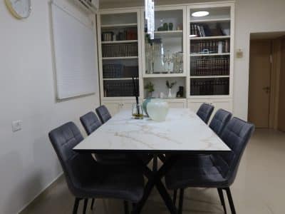 דירת אירוח מפוארת לשבתות ולחגים בבני ברק — 3 חדרים משופצים, 5 מיטות