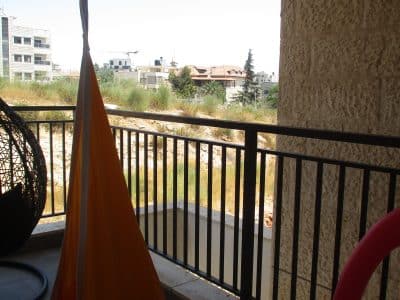 דירת נופש לשבת ברמת שלמה, ירושלים — נוף פסטורלי, 2 מרפסות ושירותים צמודים לכל חדר