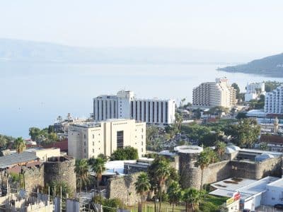 דירת 2 חדרי שינה לשבת בטבריה עם נוף לכנרת, עד 7 אורחים — לויקיישן לופט