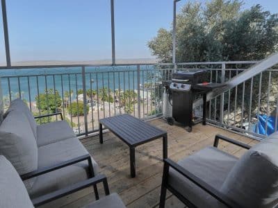 דירה לקבוצות ולמשפחות בטבריה, חדרים עם 3–4 מיטות, עד 11 אורחים — לויקיישן דוגית