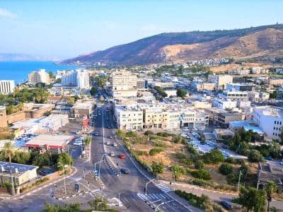 פנטהאוז לשבת בטבריה עם מרפסת סגורה ונוף לכנרת, עד 8 אורחים — לויקיישן קטיפה