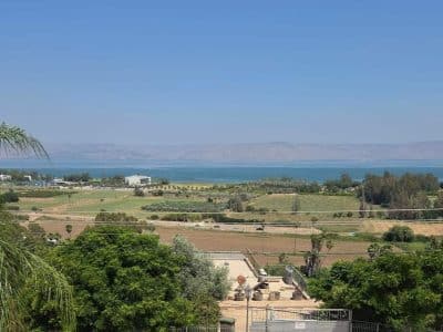 וילה חדשה לשבת חתן במגדל: בריכה, מפל וג׳קוזי, 5 חדרי שינה, עד 15 אורחים — לויקיישן כינור