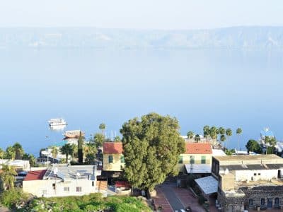 בניין שלם לשבת חתן בטבריה — 5 דירות נופש עם נוף לכנרת, עד 36 אורחים — לויקיישן