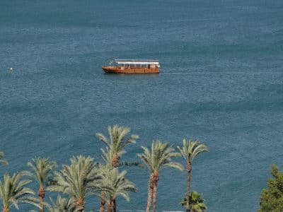 דירה לקבוצות ולמשפחות בטבריה, חדרים עם 3–4 מיטות, עד 11 אורחים — לויקיישן דוגית