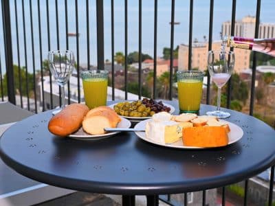 בניין שלם לשבת חתן בטבריה — 5 דירות נופש עם נוף לכנרת, עד 36 אורחים — לויקיישן