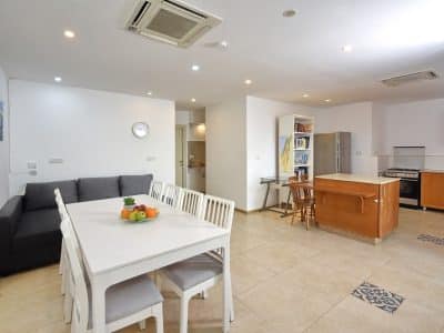 מתחם לשבת חתן בטבריה: בריכה פרטית וג׳קוזי, 6 חדרי שינה, עד 25 אורחים — לויקיישן אחווה