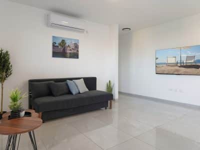 דירה שקטה למשפחות בטבריה עם מרפסת ונוף לכנרת, עד 6 אורחים — לויקיישן ענן
