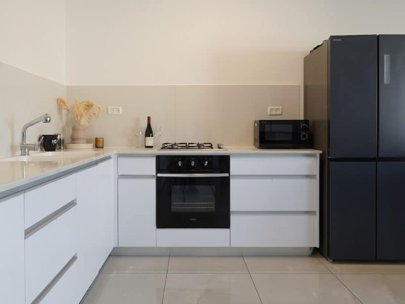 דירה שקטה למשפחות בטבריה עם מרפסת ונוף לכנרת, עד 6 אורחים — לויקיישן ענן