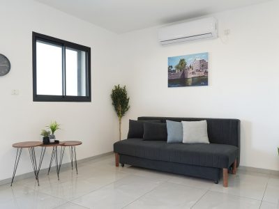 דירה שקטה למשפחות בטבריה עם מרפסת ונוף לכנרת, עד 6 אורחים — לויקיישן ענן