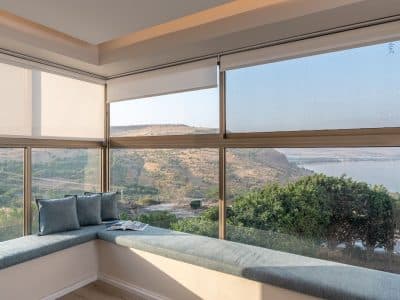 דירה משפחתית בטבריה עם נוף למצוק הארבל, מעלית וחניה, עד 10 אורחים — לויקיישן מצוק