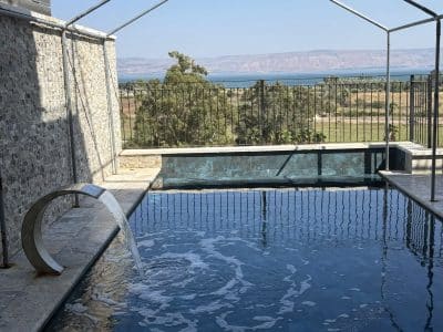 מתחם לשבת חתן במגדל ליד הכנרת — אחוזה ו-3 וילות עם בריכה, עד 110 אורחים — לויקיישן